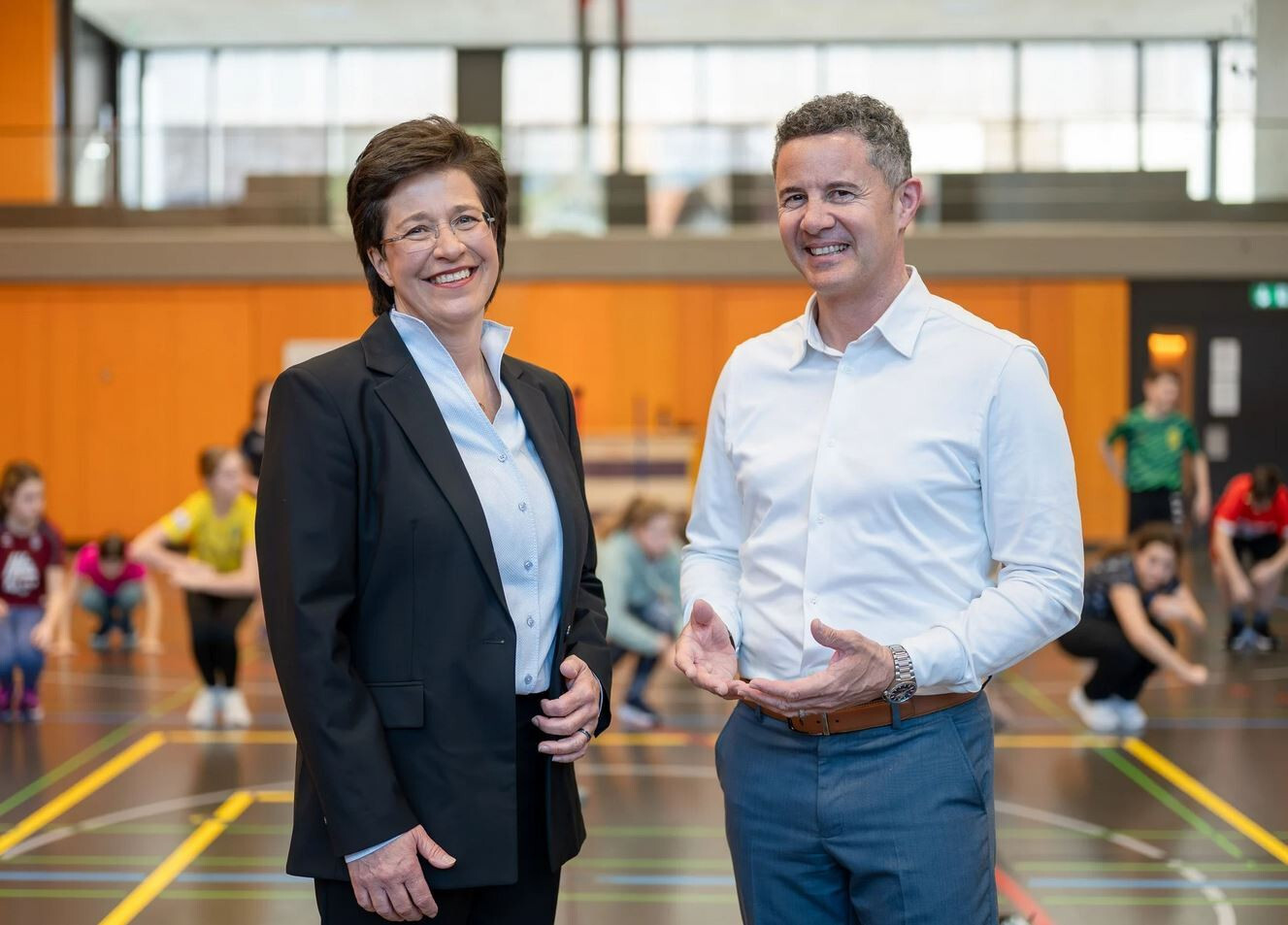 OKB-CEO Margrit Koch und Regierungsrat Christian Schäli, OK-Präsident Zentralschweizer Sportfest, freuen sich über das Engagement der Bank.